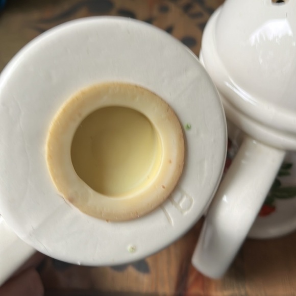 Vintage 80's Strawberries Salt and Pepper Shakers Cottagecore Ceramic Handmade - Picture 7 of 9